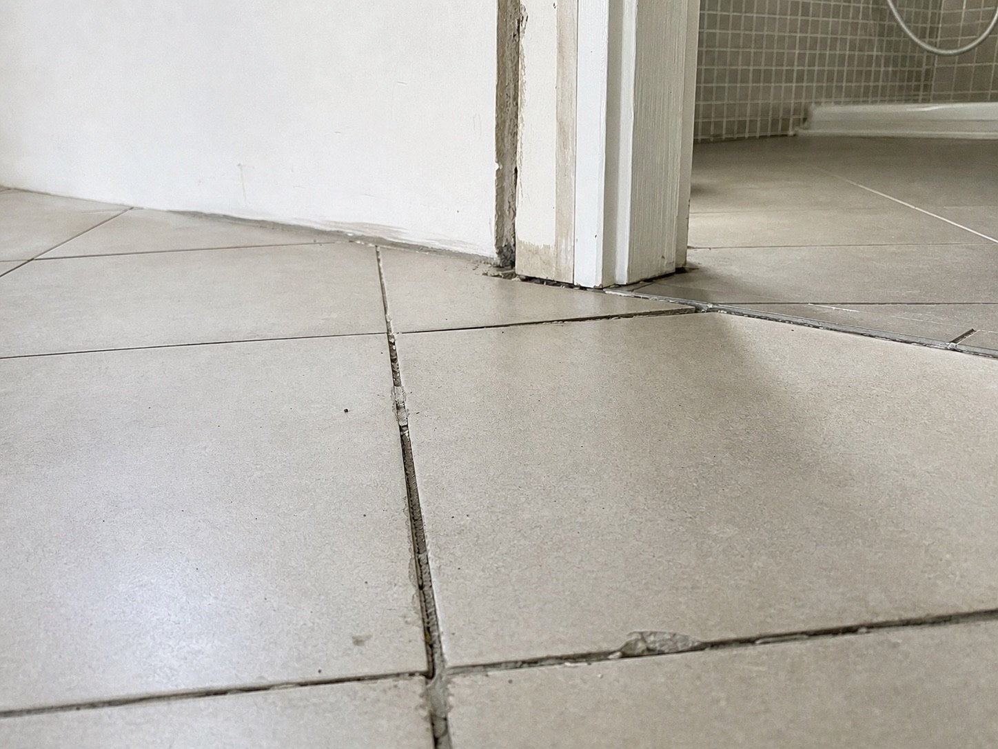 Posa pavimenti Bergamo e rivestimenti con allineamenti precisi: problema da risolvere