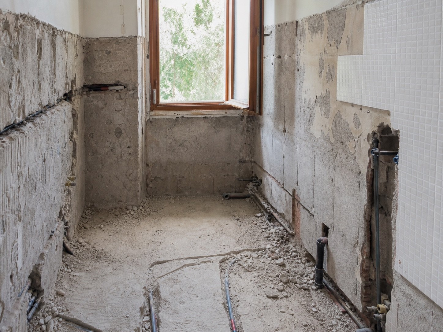 Ristrutturazione bagno cucina Bergamo con opere murarie ordinate: problema da risolvere